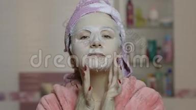 女人在浴室里戴化妆品面膜。 护肤水疗。 面膜